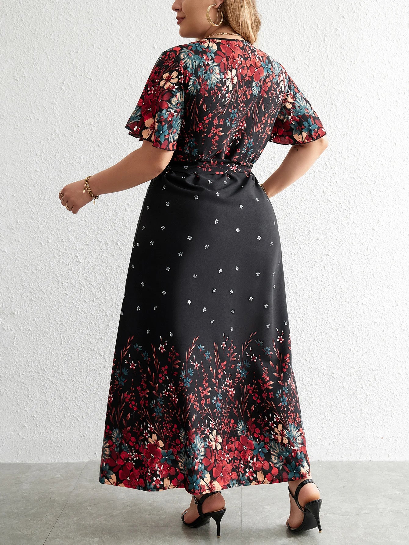 Pretty Woman Curvy Dress - V Neck Short Sleeve Floral Print Long Black Flowing